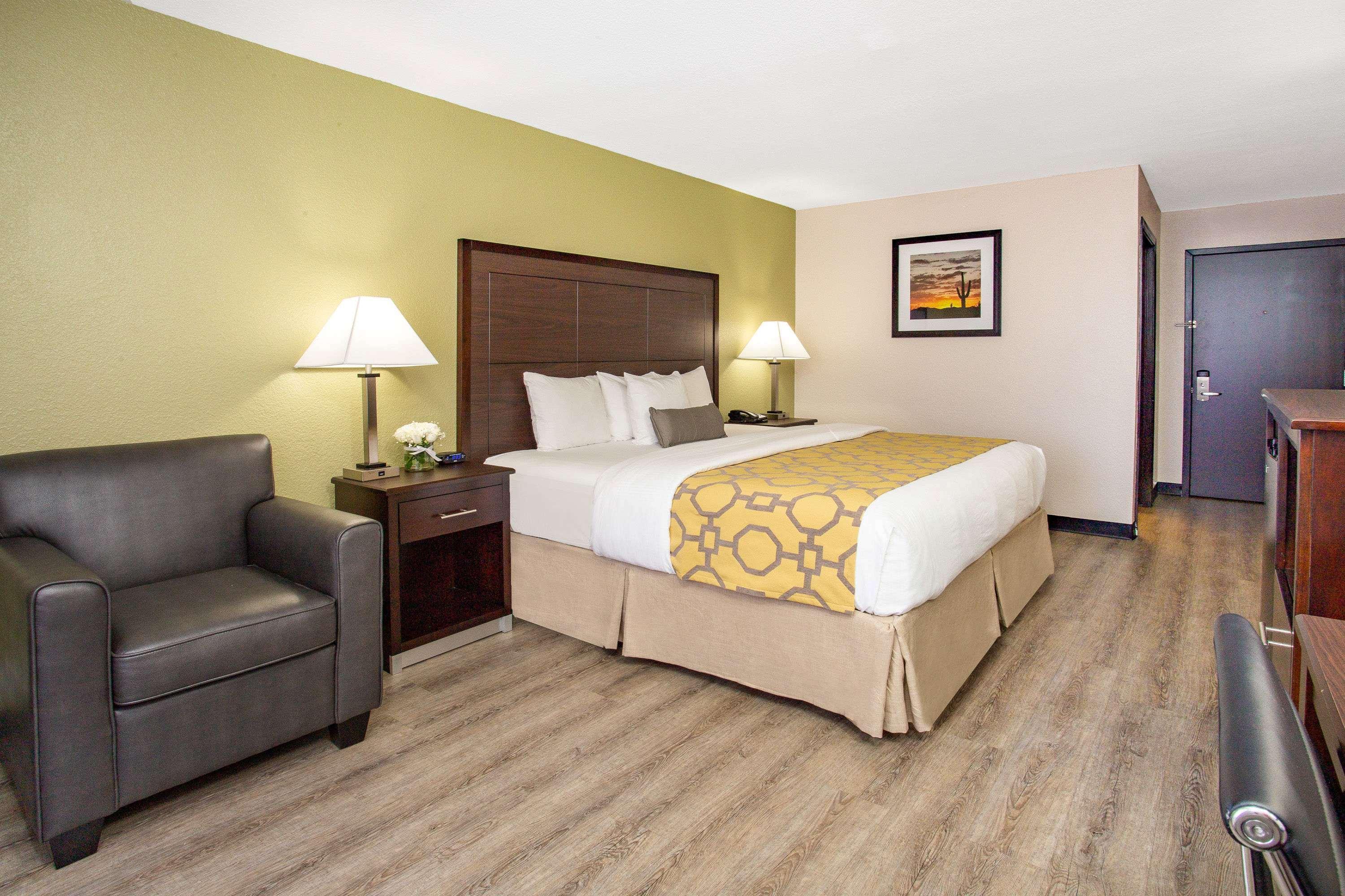 Baymont By Wyndham Phoenix I-10 Near 51St Ave Εξωτερικό φωτογραφία