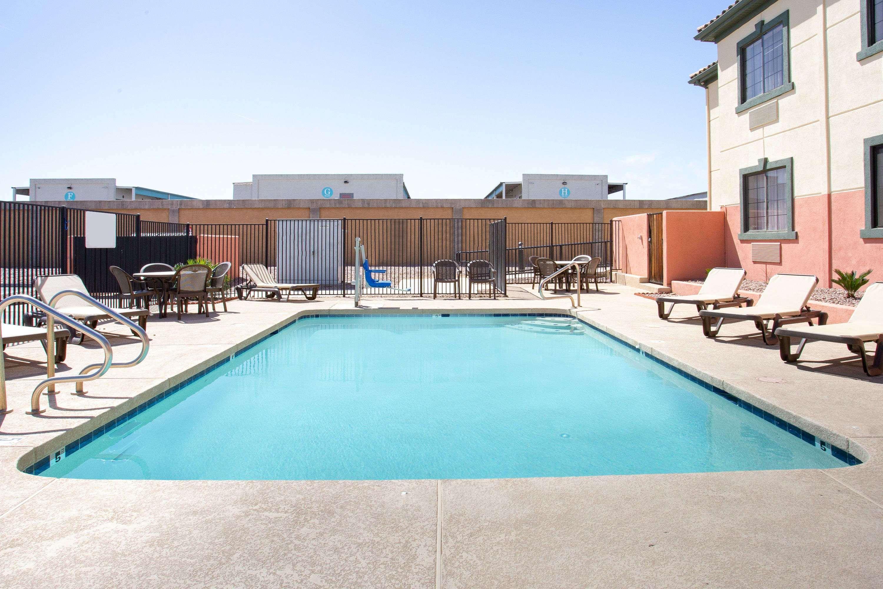Baymont By Wyndham Phoenix I-10 Near 51St Ave Εξωτερικό φωτογραφία
