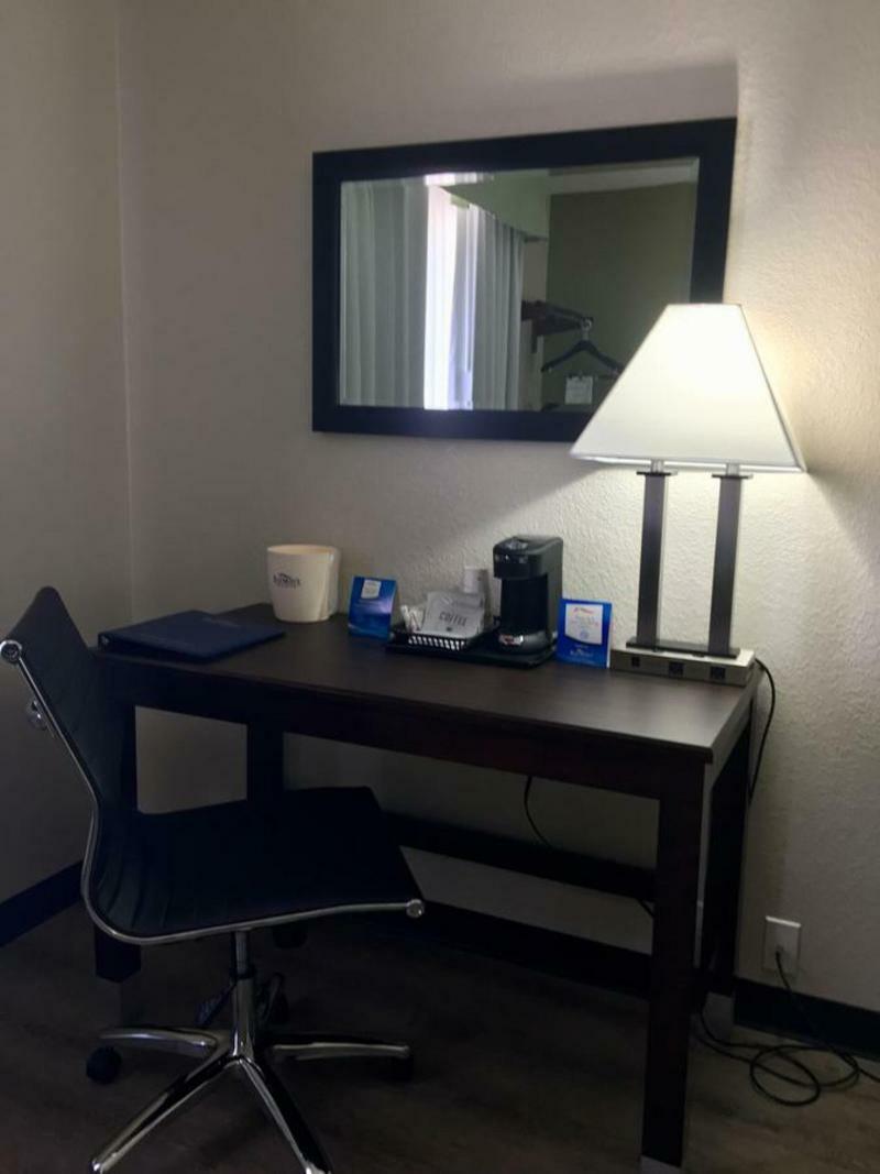 Baymont By Wyndham Phoenix I-10 Near 51St Ave Εξωτερικό φωτογραφία